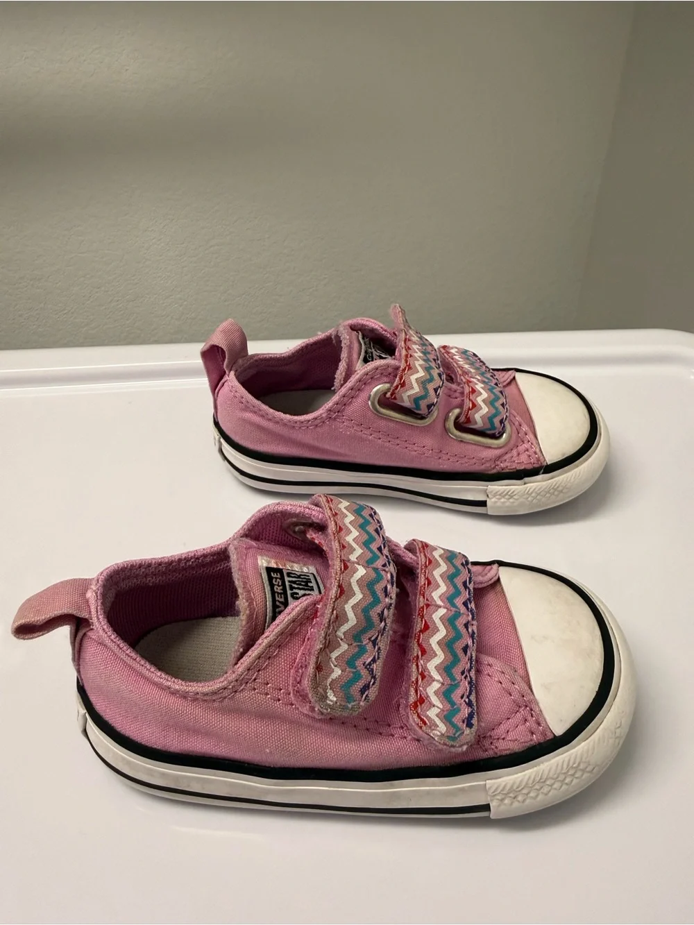 Converse Kids Pink Low-Top Sneakers with Multicolor Zigzag Straps